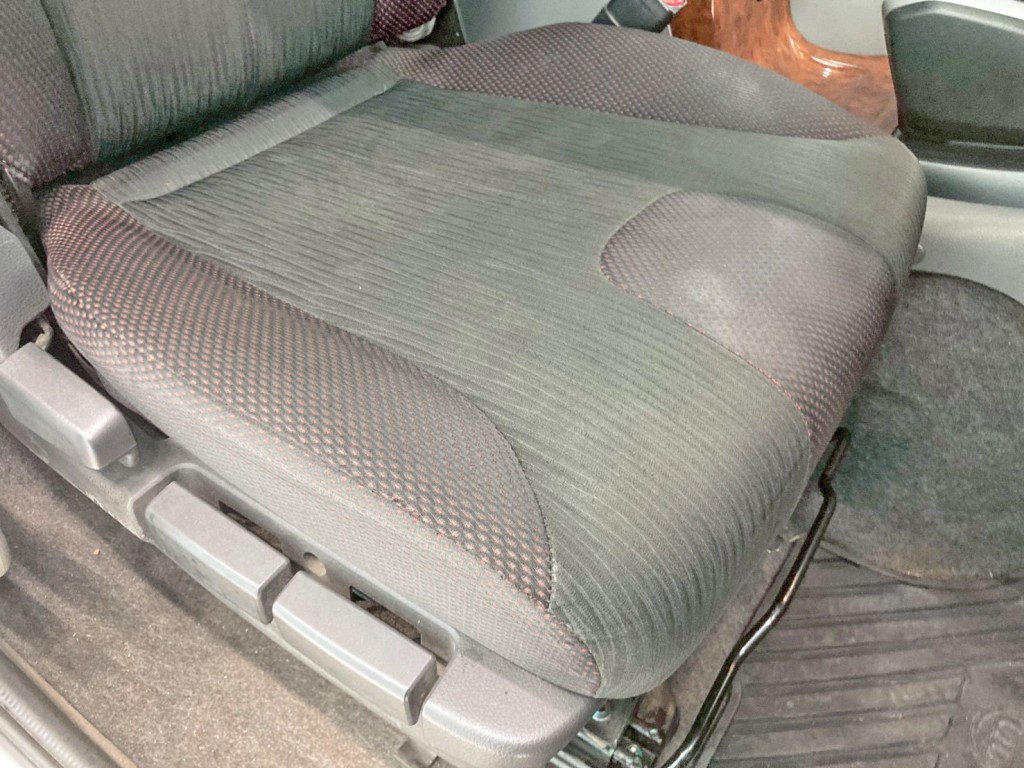 運転席座面にヘタリがあります。|UDトラックス クオン 2PG-GK5AABの写真11