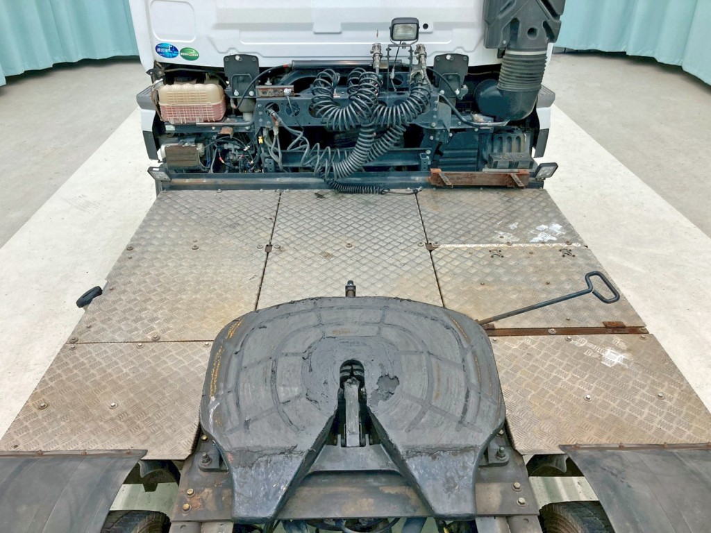 踊り場は縞板アルミです。|UDトラックス クオン 2PG-GK5AABの写真12