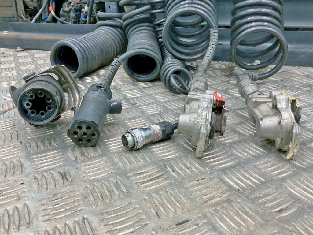 接続コネクター類です。|UDトラックス クオン 2PG-GK5AABの写真13