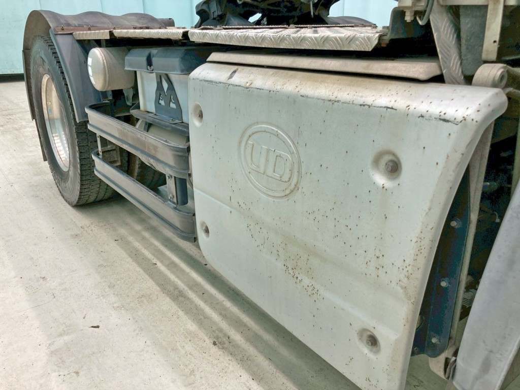 マフラーカバーにキズがあります。|UDトラックス クオン 2PG-GK5AABの写真18