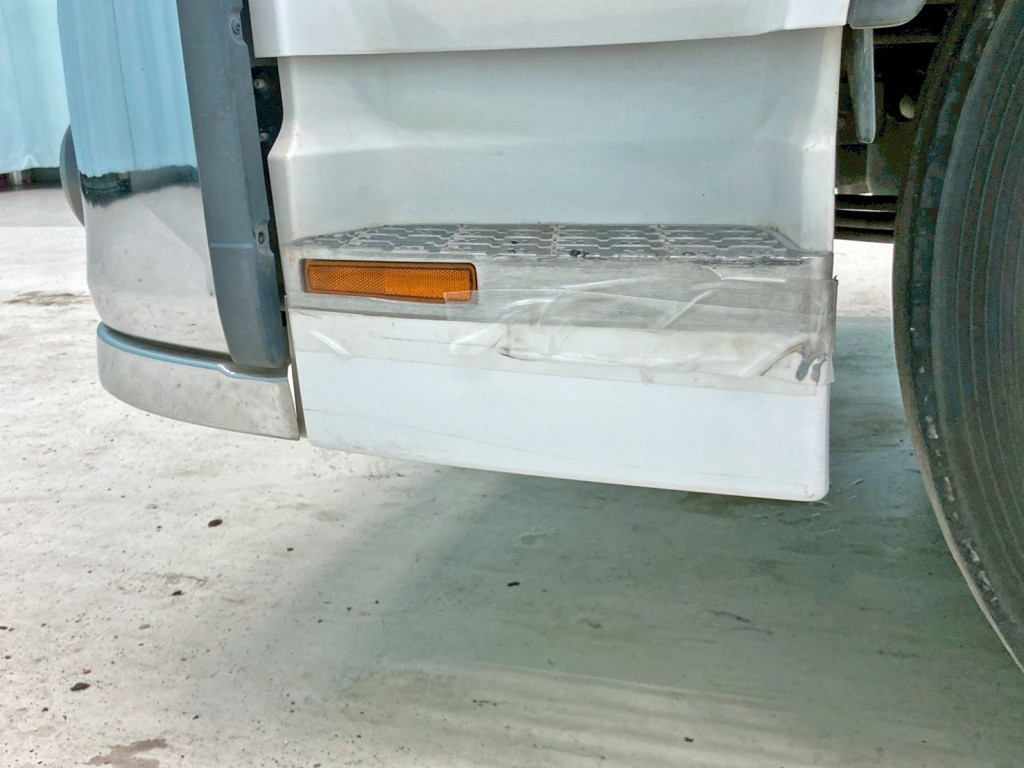 助手席側ステップカバーがテープ補修されています。|UDトラックス クオン 2PG-GK5AABの写真19