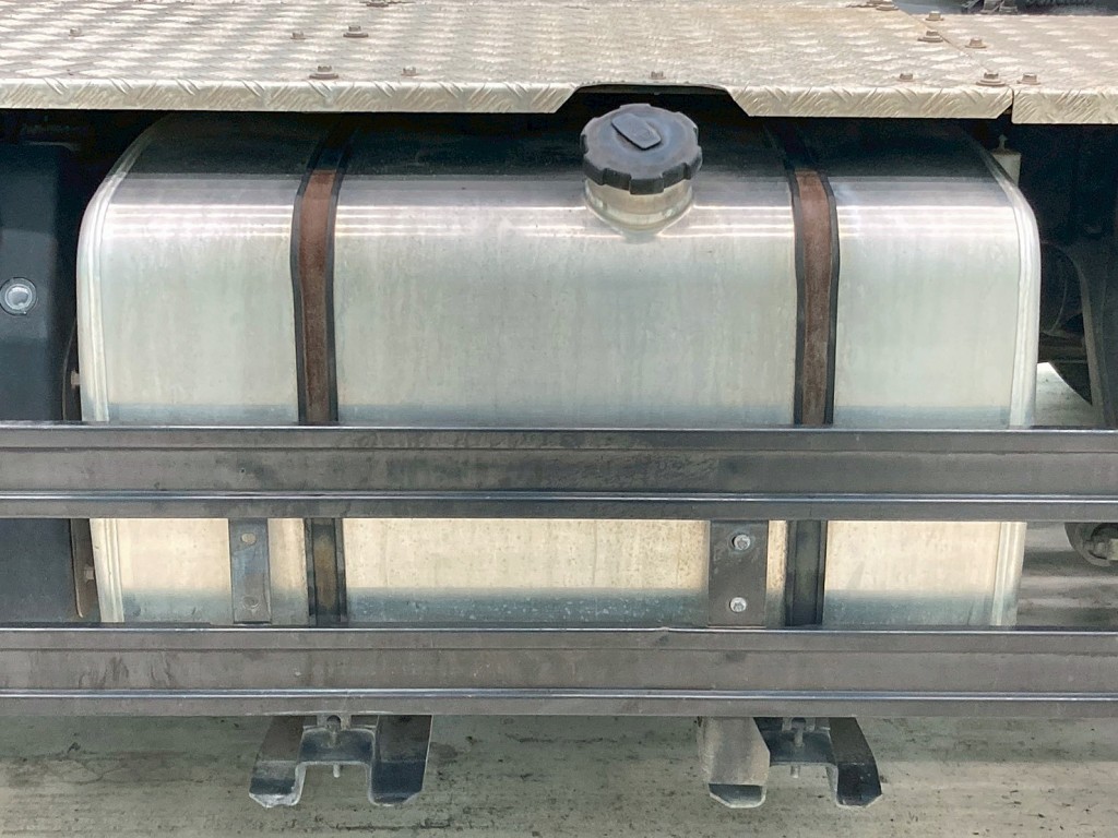 燃料タンクは400Lアルミ製です。|UDトラックス クオン 2PG-GK5AABの写真23