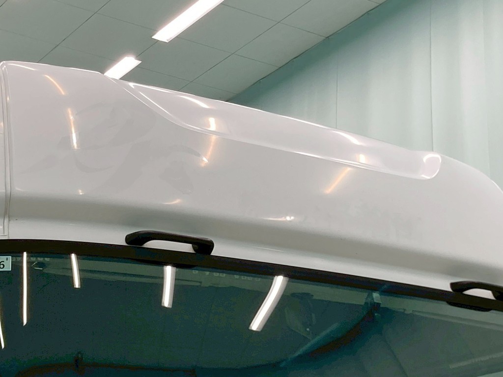 ルーフ前方にシールはがし跡があります。|UDトラックス クオン 2PG-GK5AABの写真30