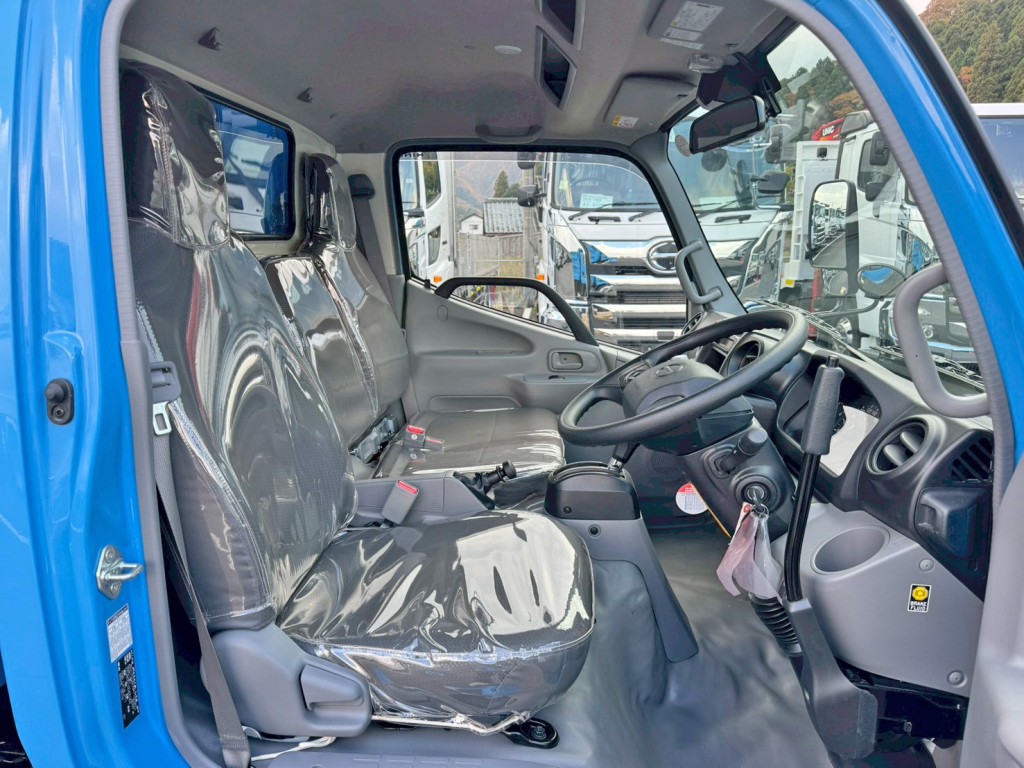 乗車定員は3名です。|日野 デュトロ 2KG-XZU605M(2WD)の写真7