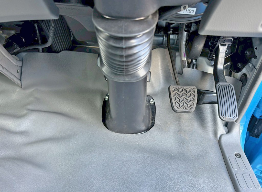 2ペダルです。|日野 デュトロ 2KG-XZU605M(2WD)の写真21