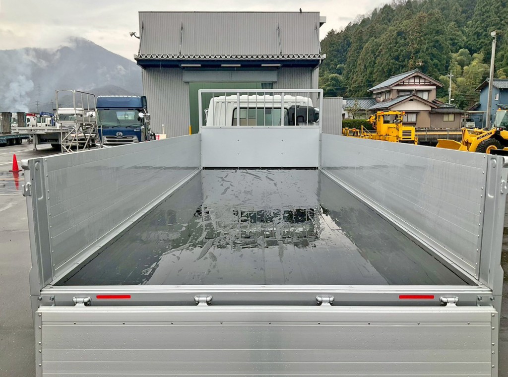 床は板張りです。|三菱 ファイター 2KG-FK65F(2WD)の写真8