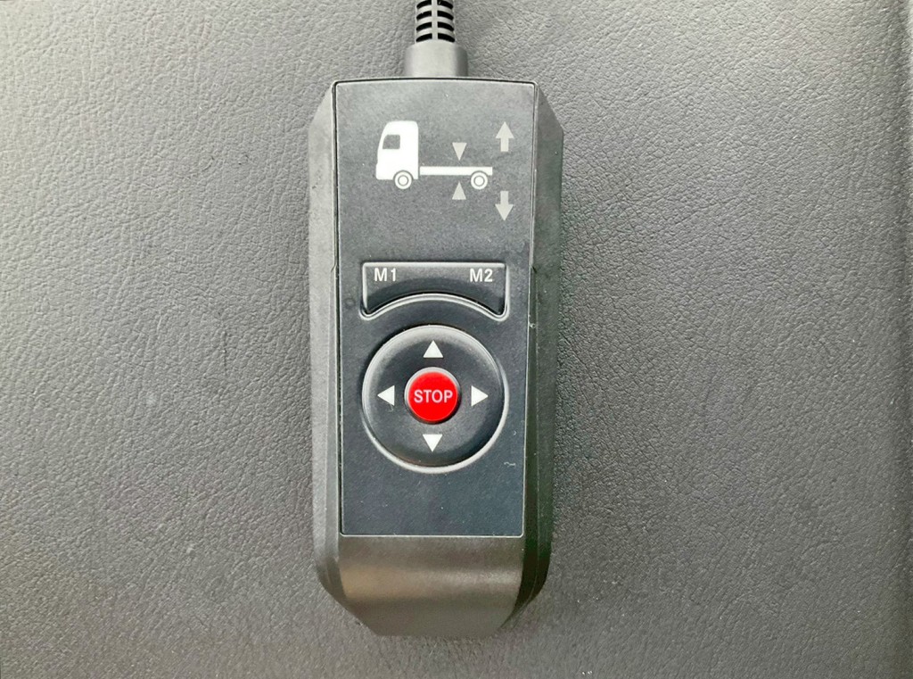 エアサスのコントローラーです。|三菱 ファイター 2KG-FK65F(2WD)の写真15