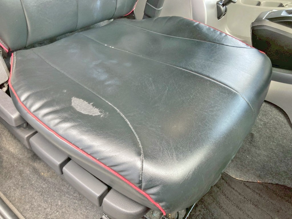 運転席座面にヘタリ・スレがあります。|UDトラックス クオン 2PG-CG5CAの写真8