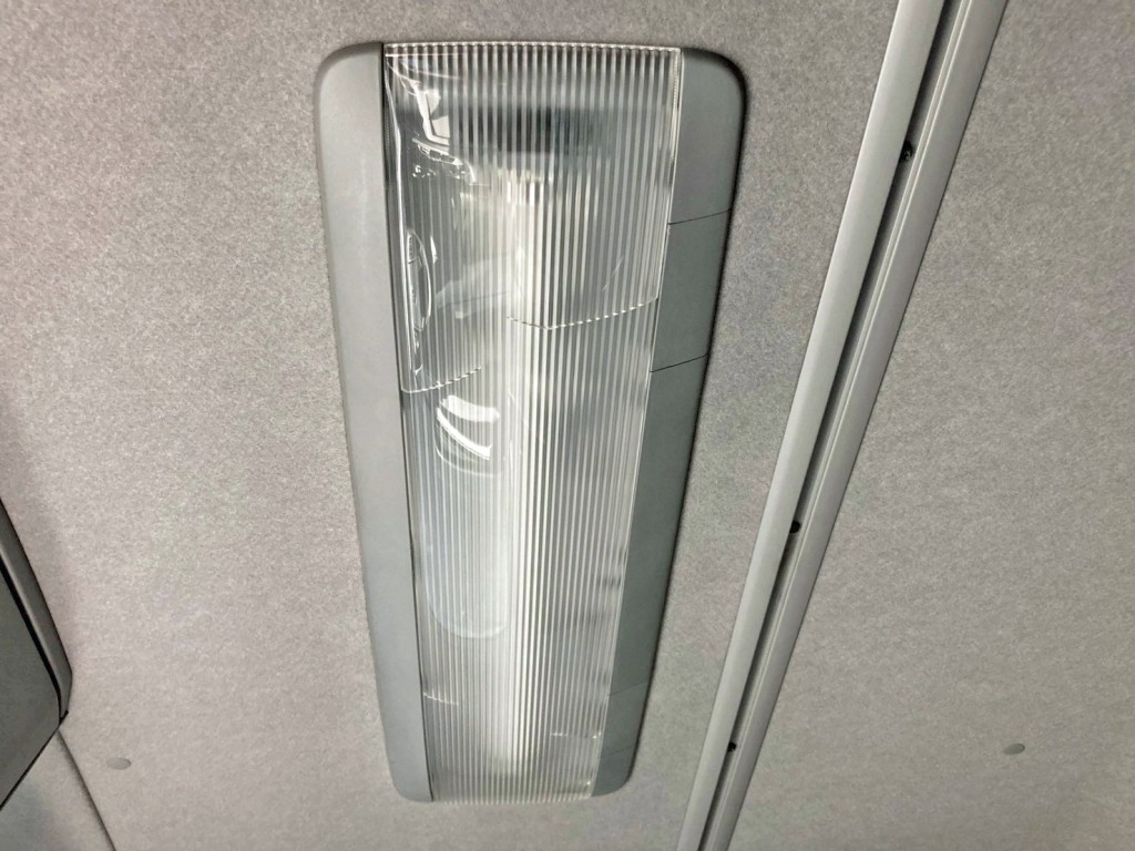 キャビン内蛍光灯レンズにヒビが入っています。|UDトラックス クオン 2PG-CG5CAの写真9