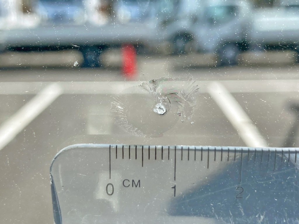 フロントガラスの中央下部に飛び石リペア跡があります。|UDトラックス クオン 2PG-CG5CAの写真15