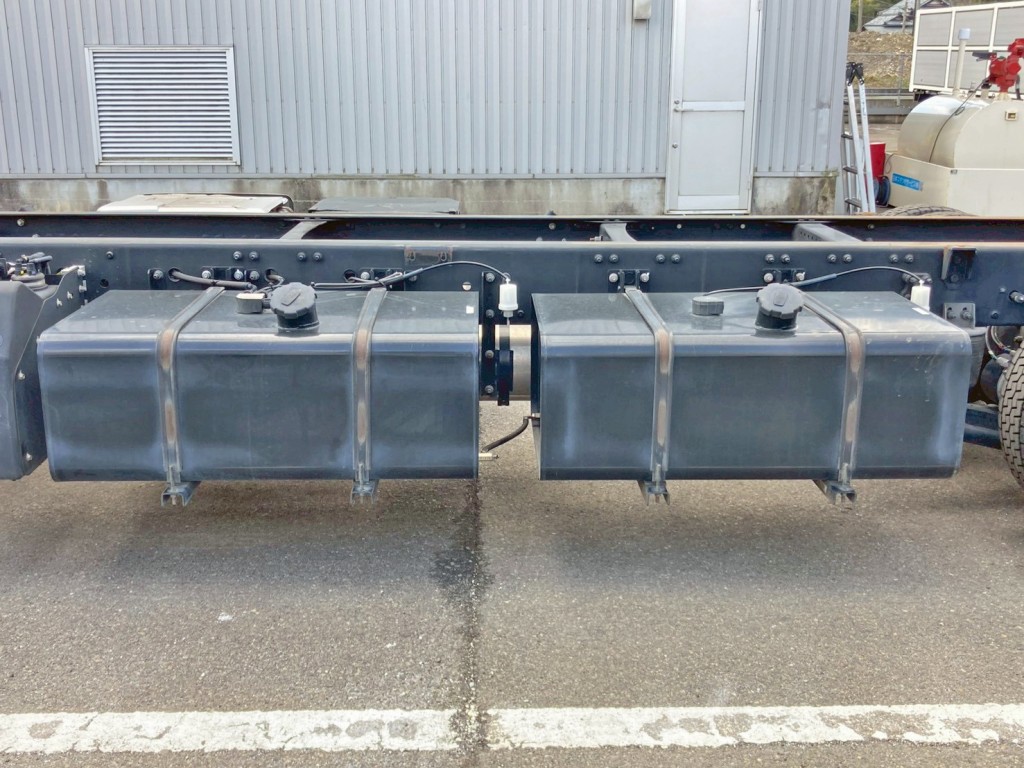 燃料タンクは300Lが2つ付いています。|UDトラックス クオン 2PG-CG5CAの写真16