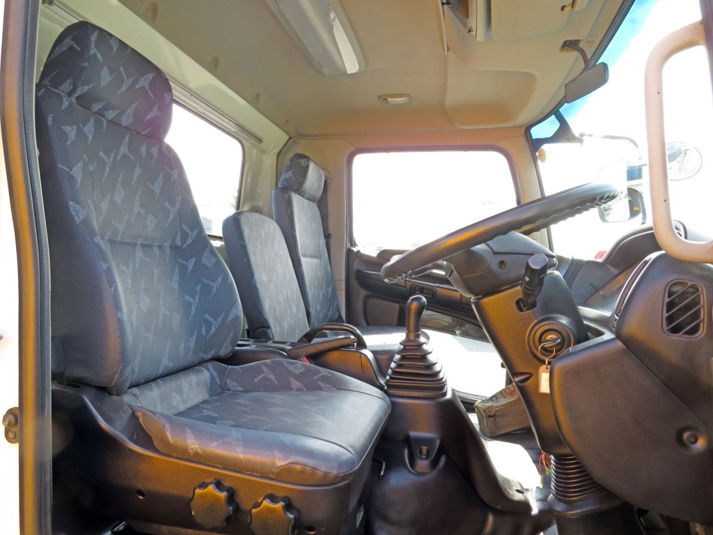 乗車定員は3名です。（運転席座面にヘタリがあります）|日野 レンジャー TKG-FC9JKAP(2WD)の写真6