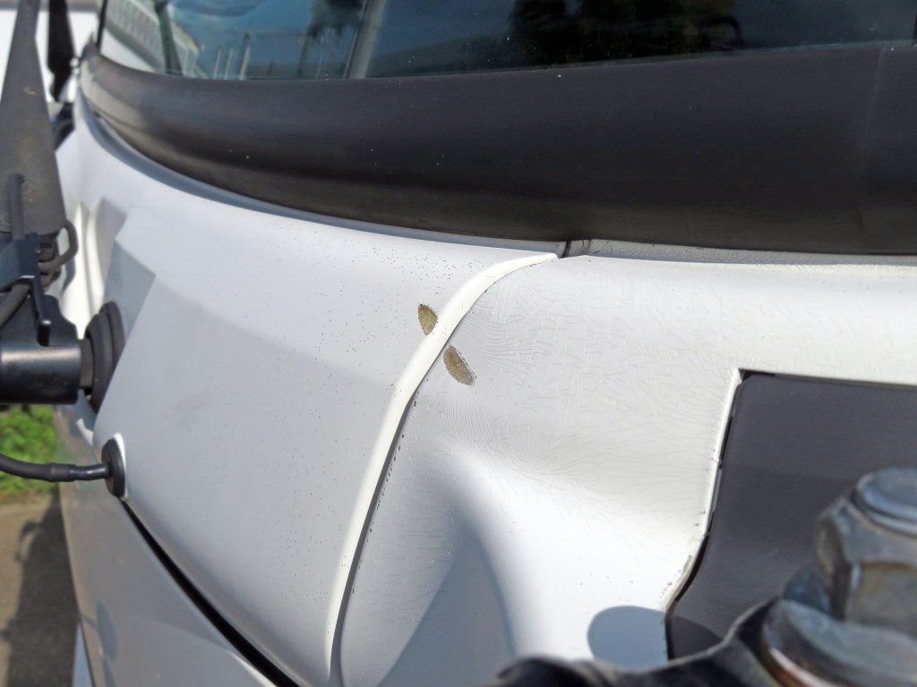 ワイパー部パネル付近にキズがあります。|日野 レンジャー TKG-FC9JKAP(2WD)の写真11