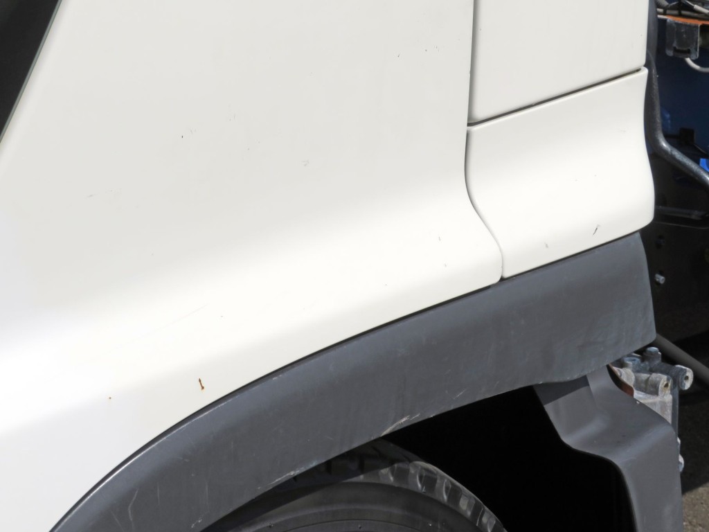 助手席ドア下部に細かいキズがあります。|日野 レンジャー TKG-FC9JKAP(2WD)の写真13