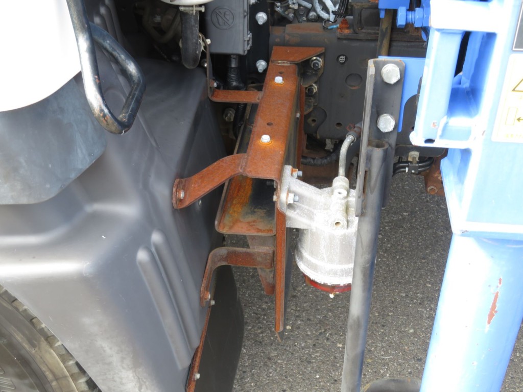 助手席側フロントフェンダー後部のステーにサビがあります。|日野 レンジャー TKG-FC9JKAP(2WD)の写真14