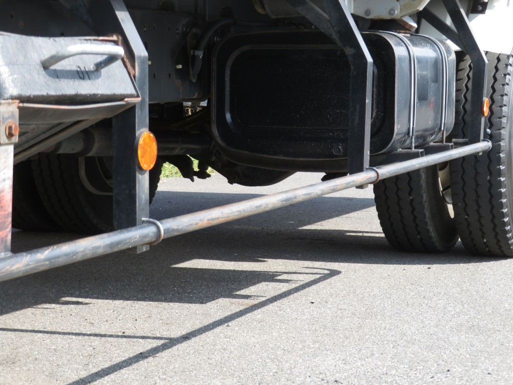 助手席側サイドバンパーにサビがあります。|日野 レンジャー TKG-FC9JKAP(2WD)の写真16