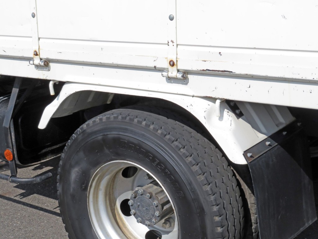 助手席側リアフェンダーに細かいキズがあります。|日野 レンジャー TKG-FC9JKAP(2WD)の写真17