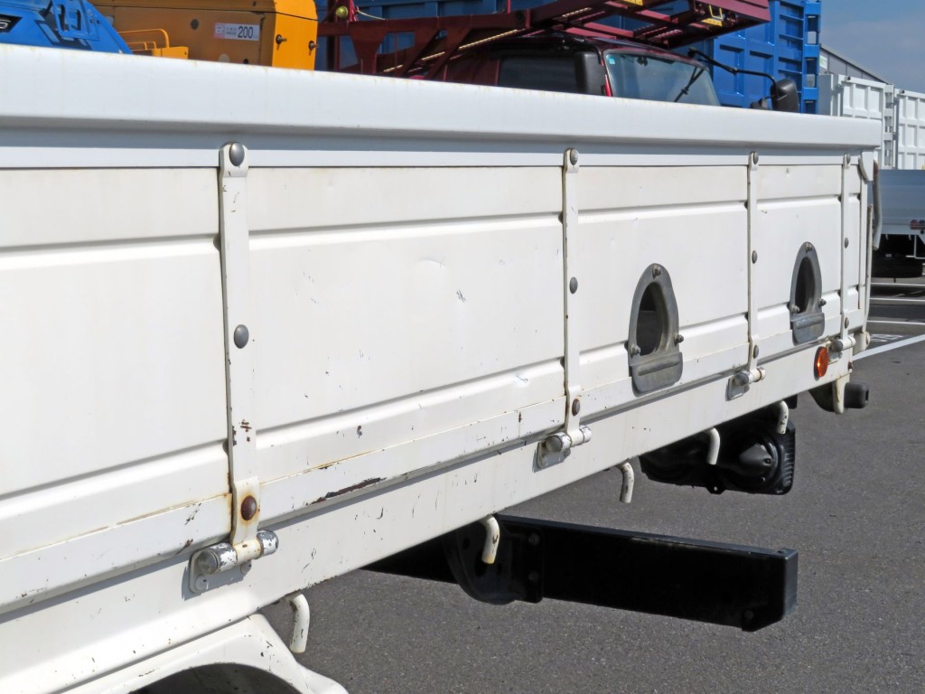 助手席側あおり後方に細かいキズ・軽いヘコミがあります。|日野 レンジャー TKG-FC9JKAP(2WD)の写真18