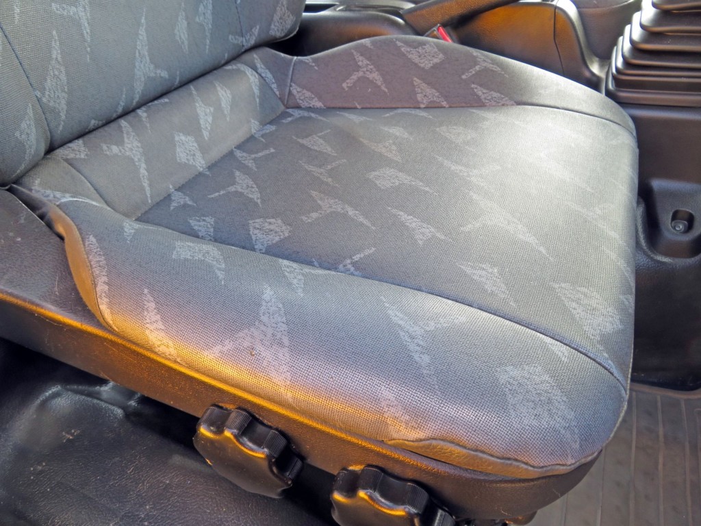 運転席座面の状態です。|日野 レンジャー TKG-FC9JKAP(2WD)の写真29