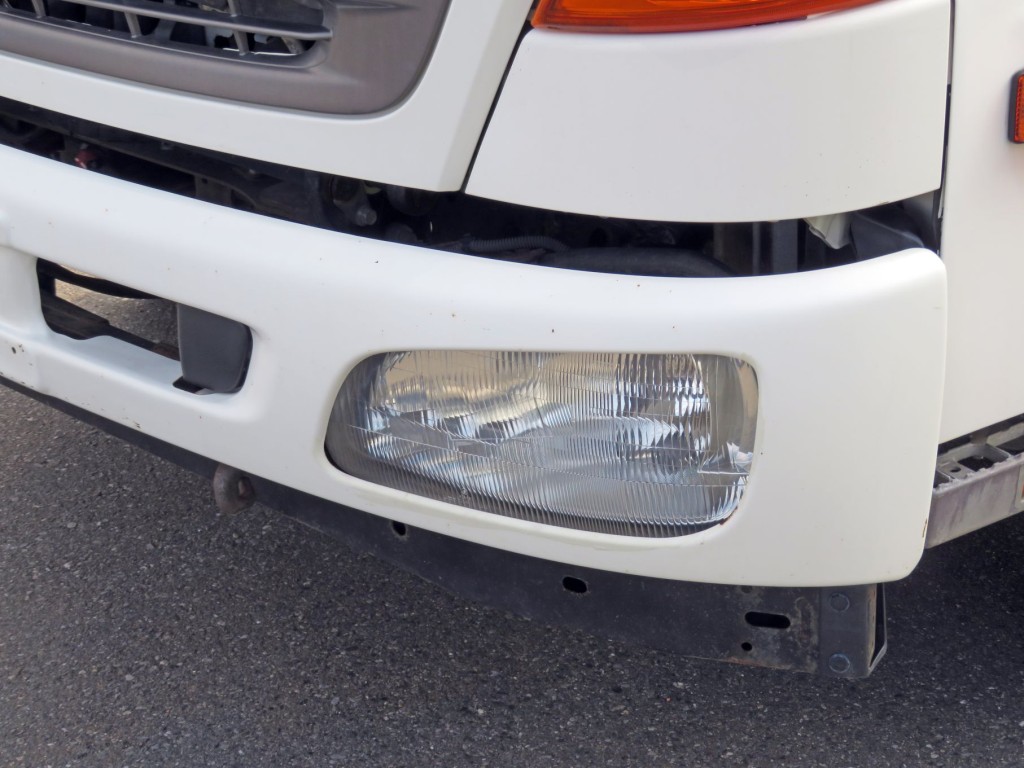 フロントバンパー助手席側各所に小キズ・小サビがあります。|日野 レンジャー TKG-FC9JKAP(2WD)の写真30