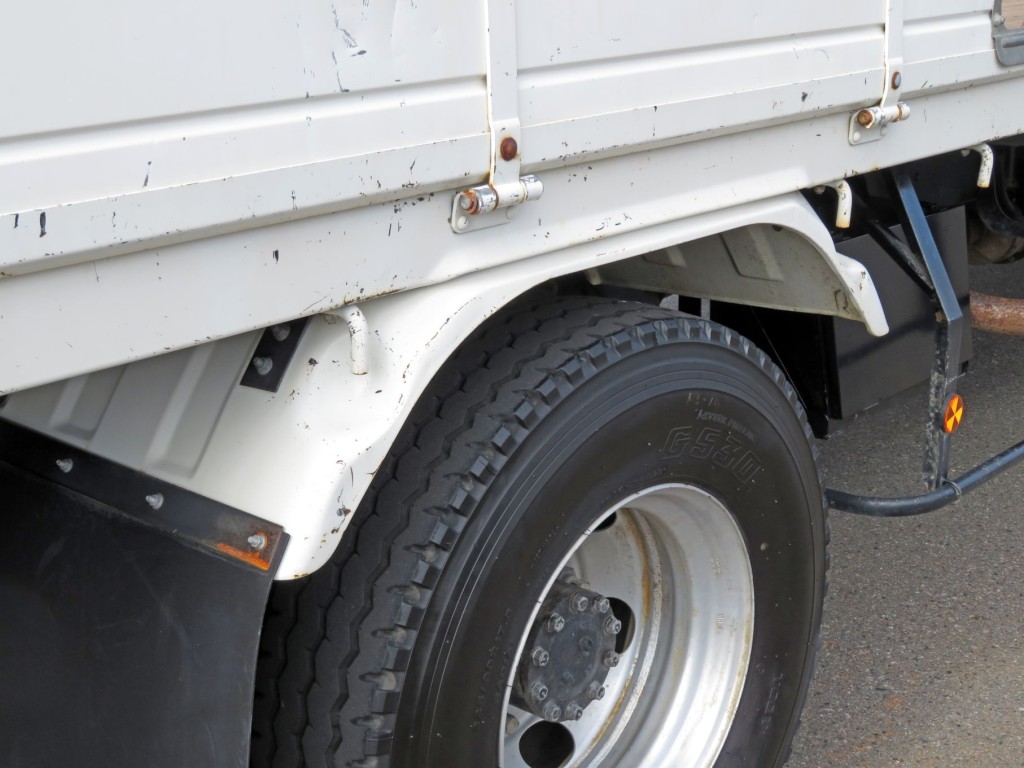 運転席側リアフェンダーに細かいキズがあります。|日野 レンジャー TKG-FC9JKAP(2WD)の写真41