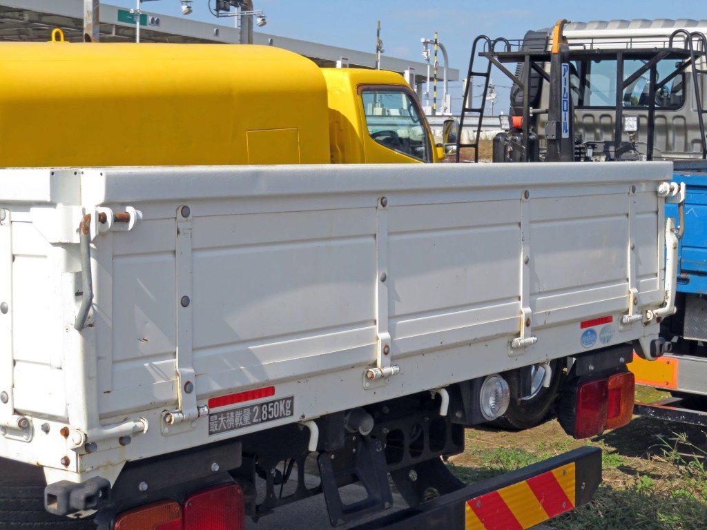 リアあおり各所に細かいキズ・小さいヘコミがあります。|日野 レンジャー TKG-FC9JKAP(2WD)の写真46