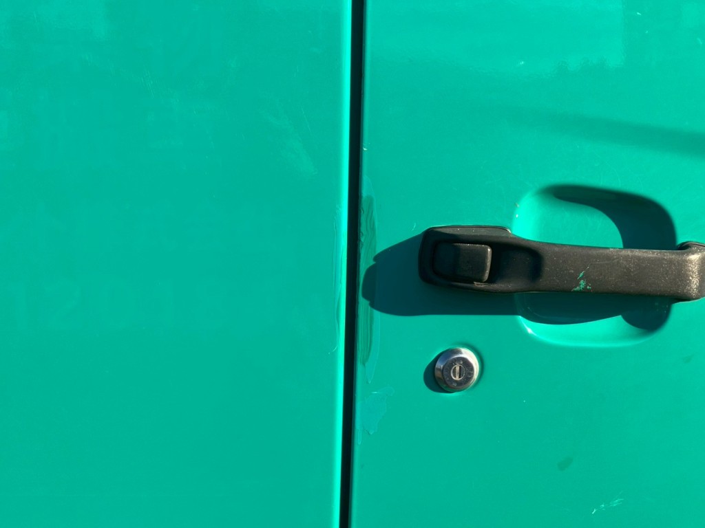 運転席ドアに塗装跡があります。|日野 レンジャー TKG-FD9JGAA(2WD)の写真18