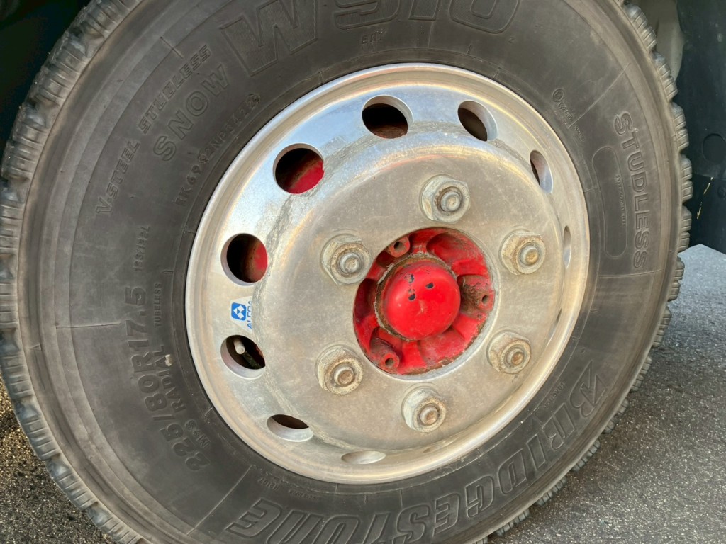 フロントタイヤホイルにキズがあります。|日野 レンジャー TKG-FD9JGAA(2WD)の写真19