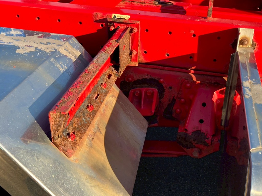 運転席側リアフェンダーステーにサビ・腐食があります。|日野 レンジャー TKG-FD9JGAA(2WD)の写真21