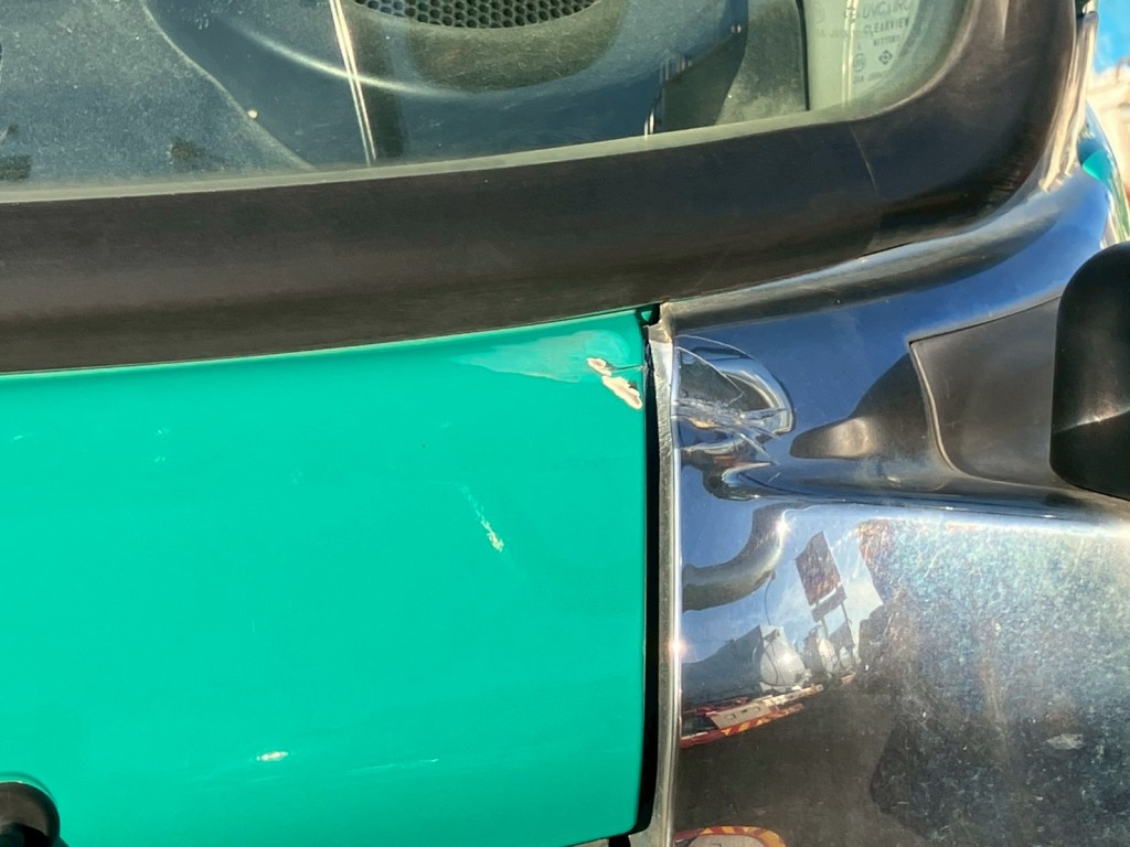 フロントパネル、コーナーパネルににキズ・ヘコミがあります。|日野 レンジャー TKG-FD9JGAA(2WD)の写真25