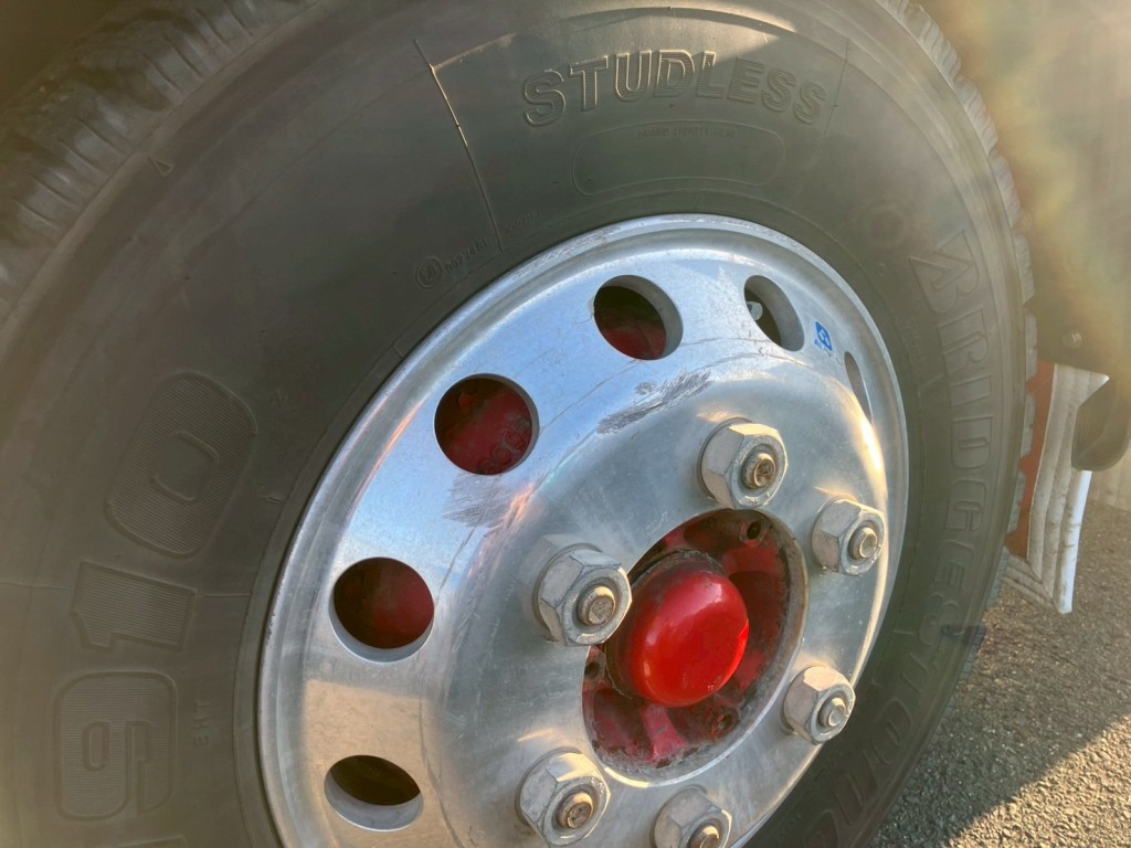 フロントタイヤホイルにキズがあります。（左右）|日野 レンジャー TKG-FD9JGAA(2WD)の写真30