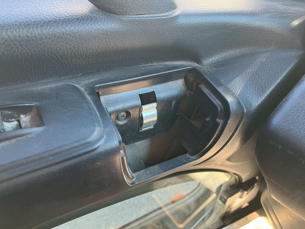 助手席側灰皿が欠品しています。|日野 レンジャー TKG-FD9JGAA(2WD)の写真40