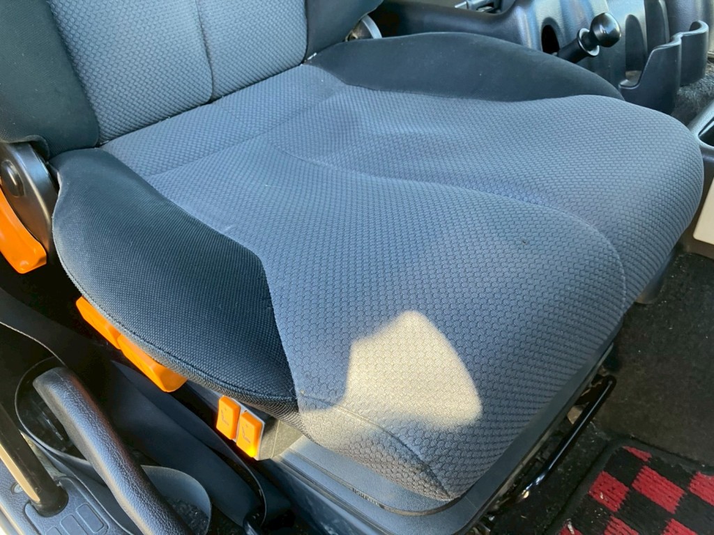 運転席シートにヘタリがあります。|日野 プロフィア QKG-FS1EKDAの写真7