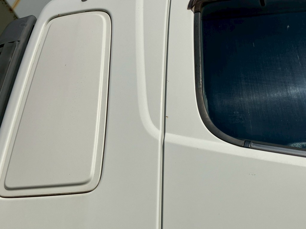運転席側ドアにキズ・サビがあります。|日野 プロフィア QKG-FS1EKDAの写真16