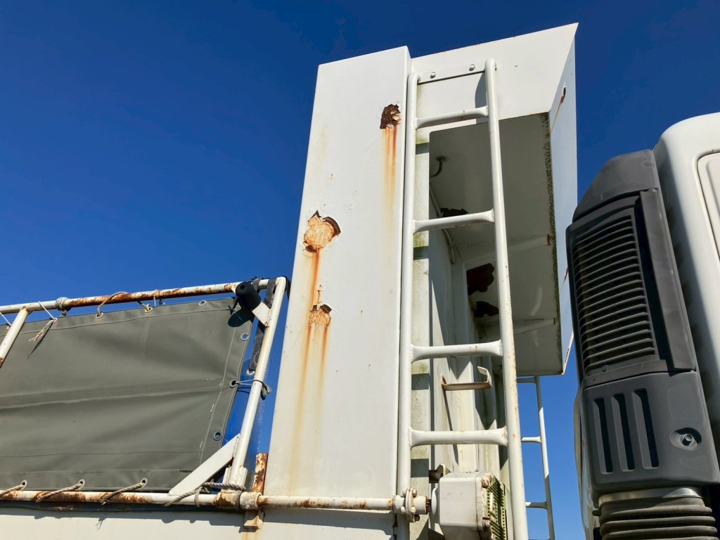 運転席側プロテクターにキズ・サビがあります。|日野 プロフィア QKG-FS1EKDAの写真17