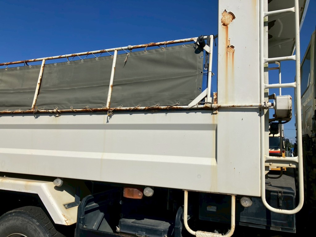 運転席側ボディーにキズ・サビ・ヘコミがあります。|日野 プロフィア QKG-FS1EKDAの写真18