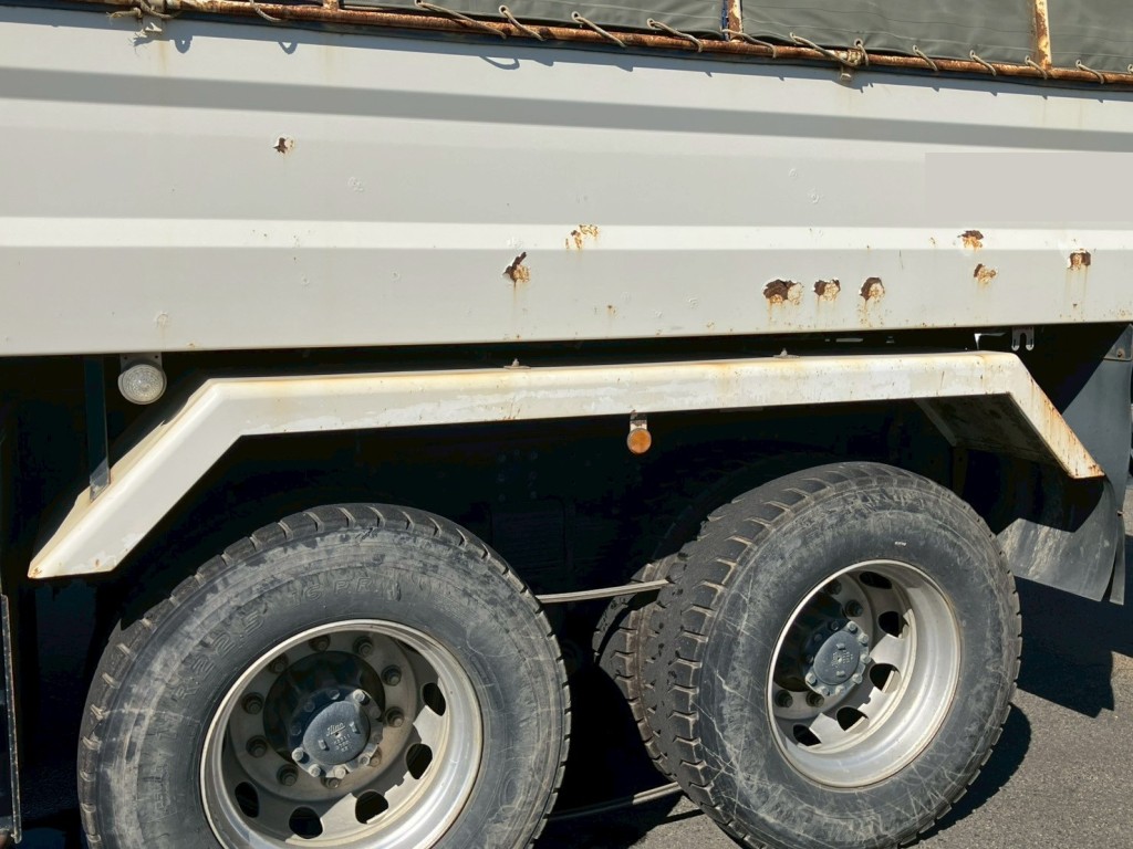 助手席側リアフェンダーにキズサビがあります。|日野 プロフィア QKG-FS1EKDAの写真30