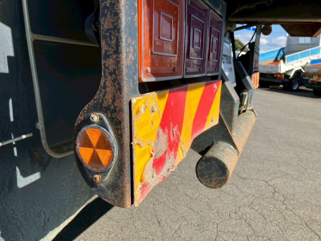 テールランプステーにサビ・曲がりがあります。|日野 プロフィア QKG-FS1EKDAの写真37