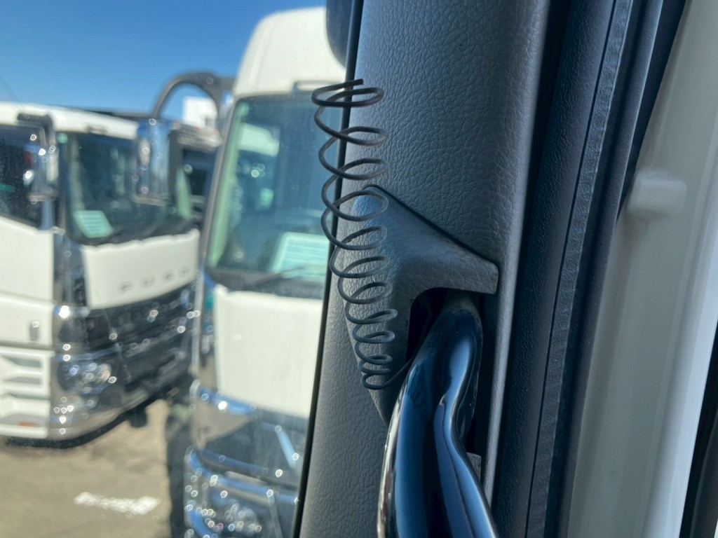 助手席側手すりからバネが出ています。|日野 プロフィア QKG-FS1EKDAの写真46