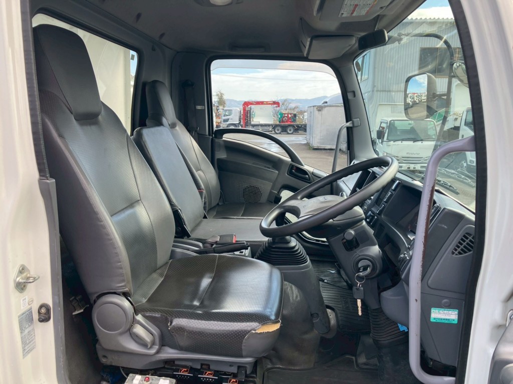 乗車定員は3名です。|いすゞ フォワード TKG-FRR90S2(2WD)の写真8