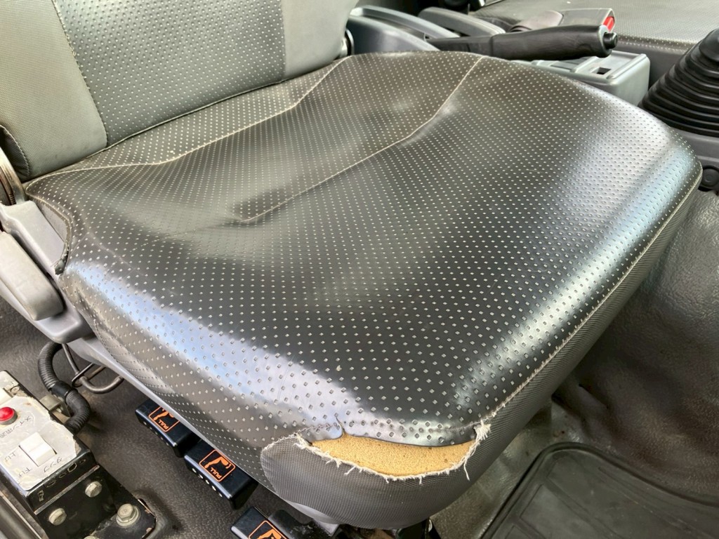 運転席側シートにヘタリ・破れがあります。|いすゞ フォワード TKG-FRR90S2(2WD)の写真9