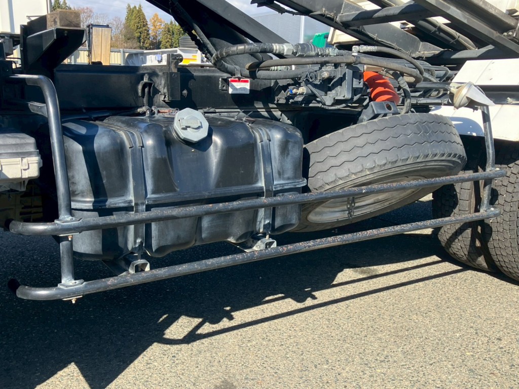 助手席側サイドバンパーにサビ・曲がりがあります。|いすゞ フォワード TKG-FRR90S2(2WD)の写真25