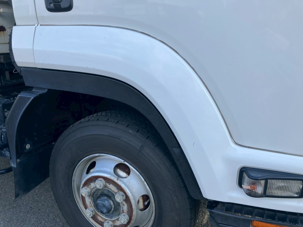 運転席側ドアにキズがあります。|いすゞ フォワード TKG-FRR90S2(2WD)の写真27