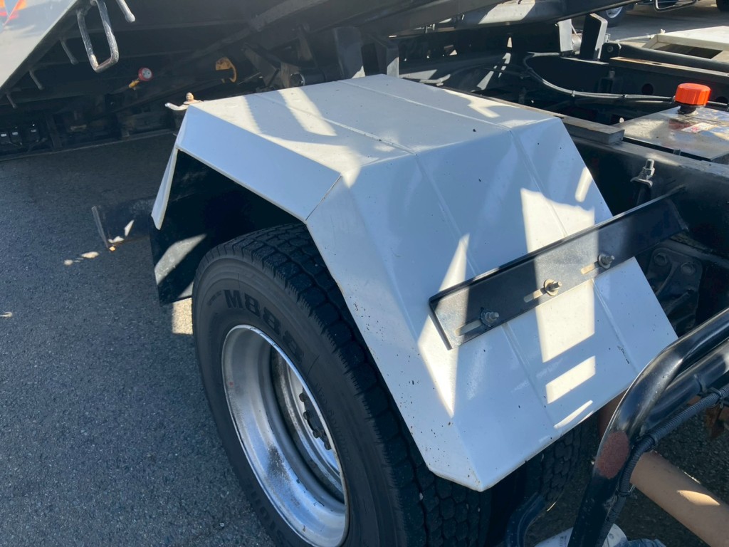 リヤフェンダーにキズ・サビ・ヘコミがあります。|いすゞ フォワード TKG-FRR90S2(2WD)の写真31