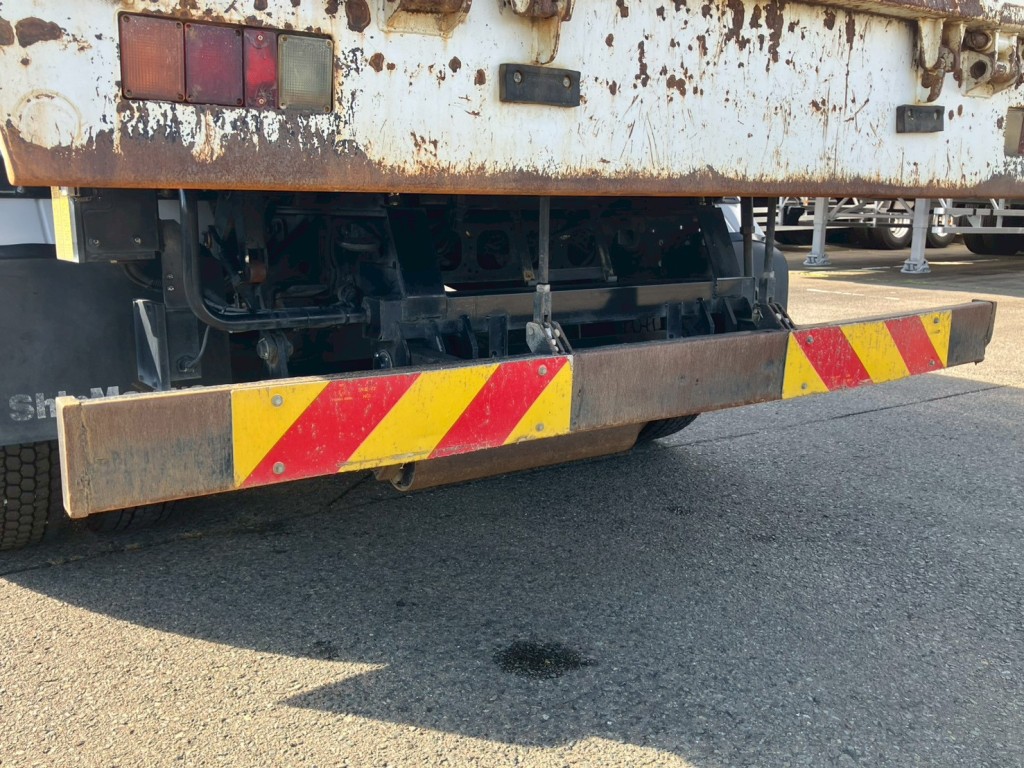 リヤバンパーにサビ・ヘコミがあります。|いすゞ フォワード TKG-FRR90S2(2WD)の写真33