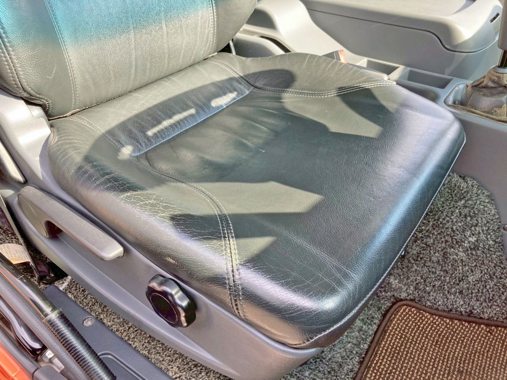 運転席座面にヘタリがあります。|三菱 ファイター TKG-FK61F(2WD)の写真8