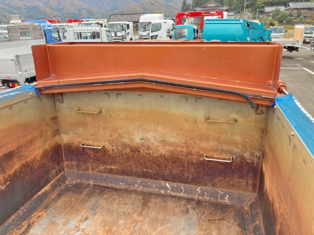 プロテクターもステンレス製です。|三菱 ファイター TKG-FK61F(2WD)の写真12