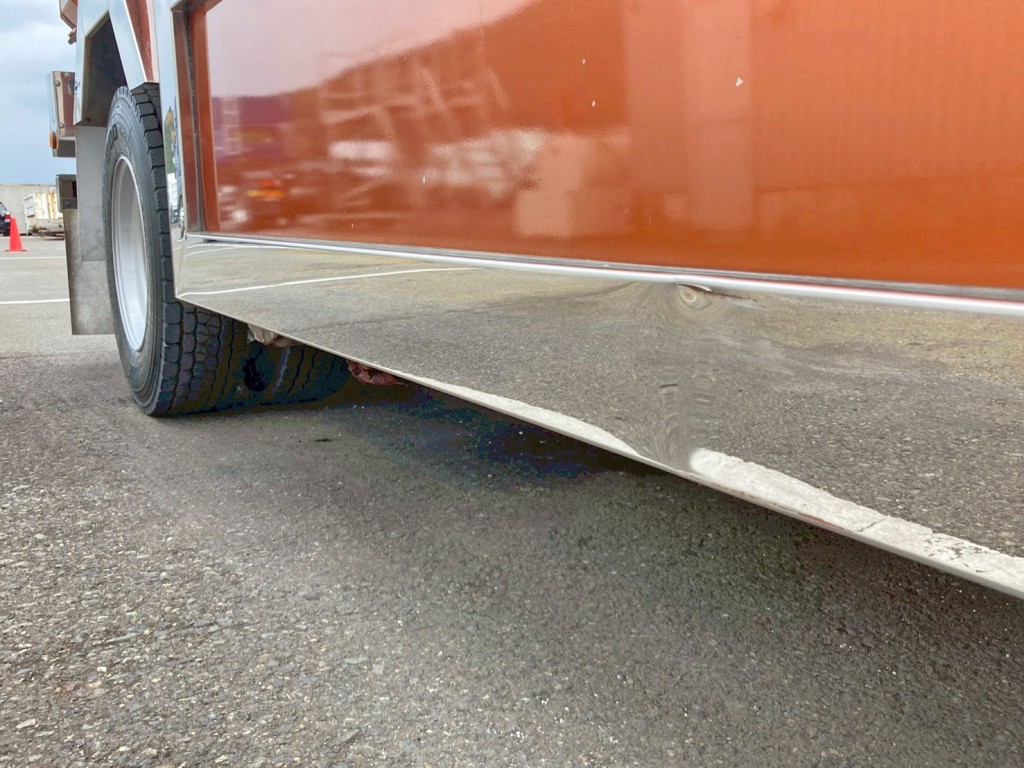 運転席側サイドバンパーにキズ・サビがあります。|三菱 ファイター TKG-FK61F(2WD)の写真24