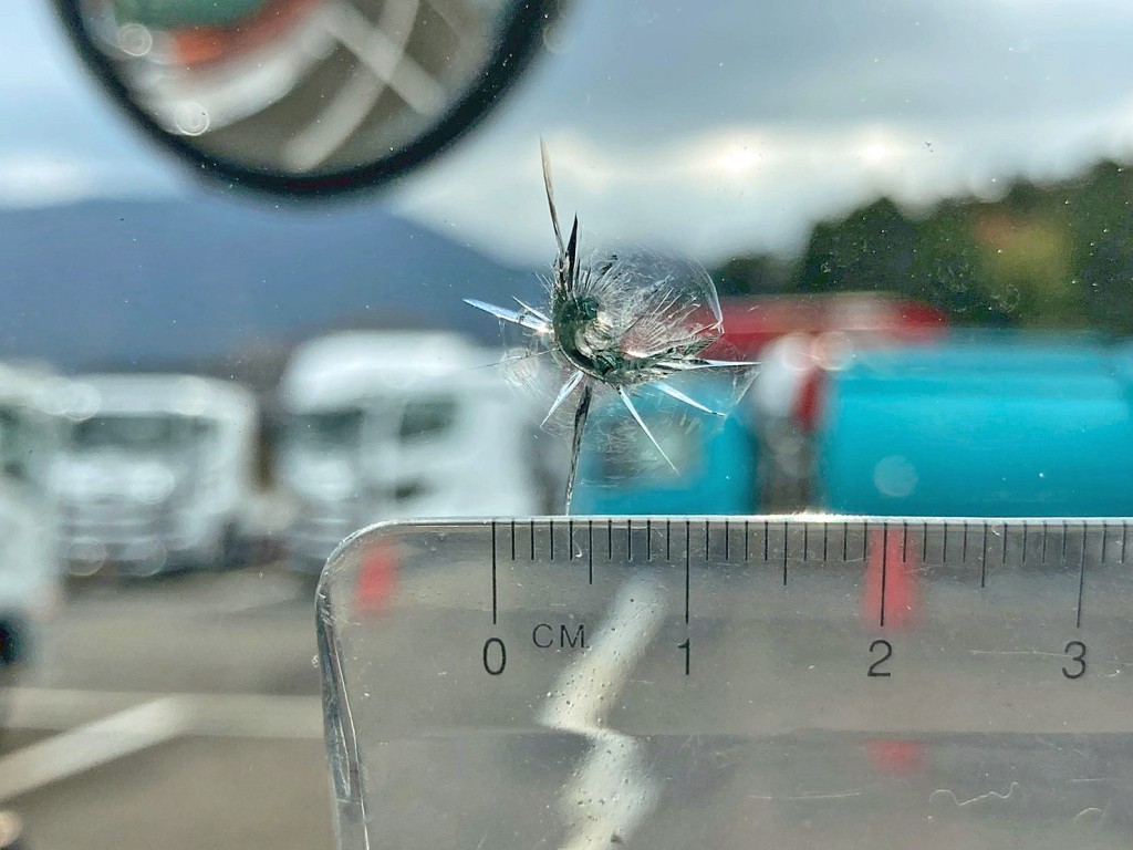 フロントガラス助手席側正面に飛び石跡があります。|三菱 ファイター TKG-FK61F(2WD)の写真30