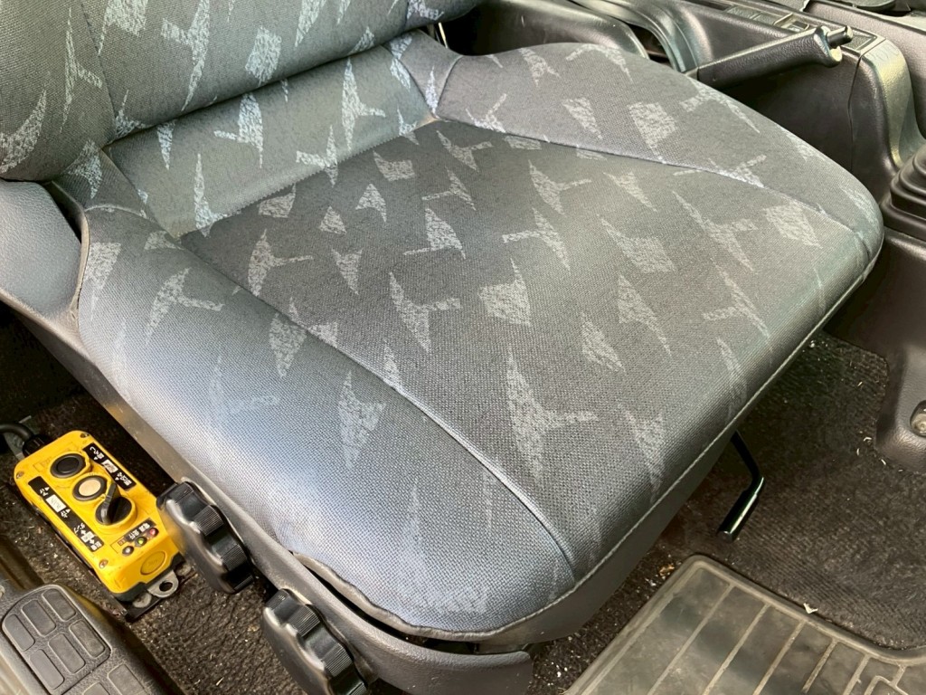 シートにヘタリ・破れがあります。|日野 レンジャー LKG-FJ7JGAAの写真8